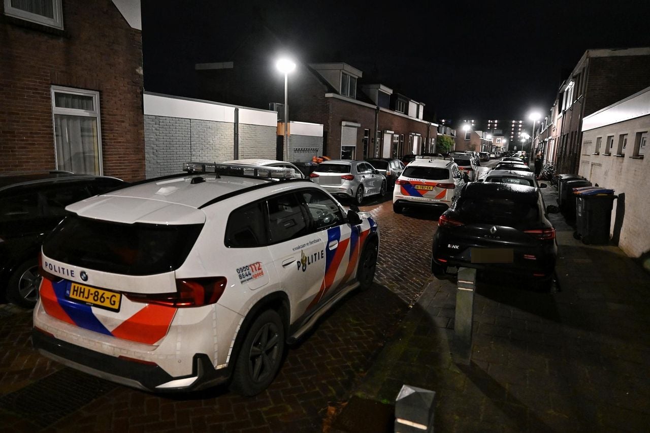 Schoten gelost in huis Tilburg (foto: Persbureau Heitink).