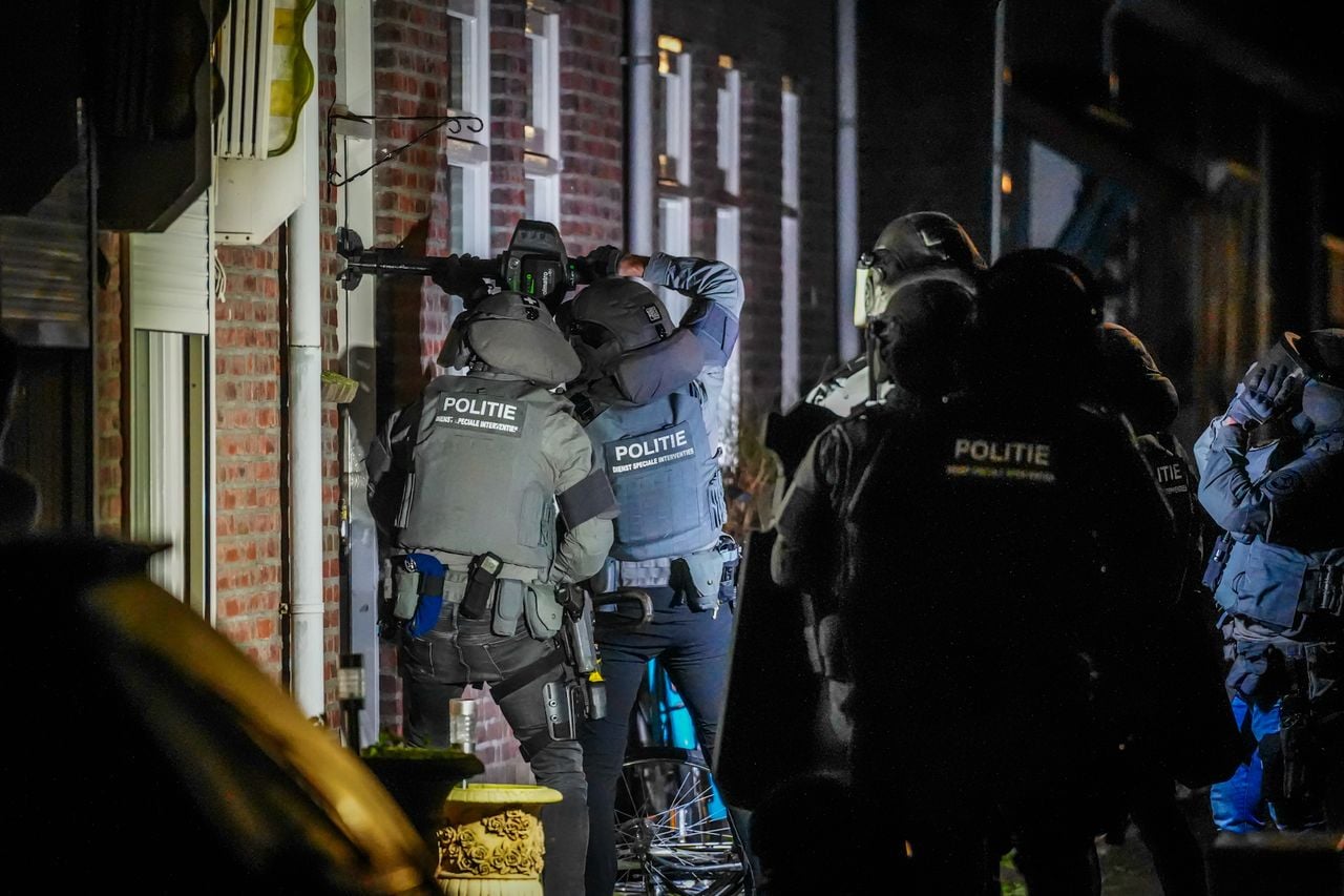 Arrestatieteam valt huis binnen in Geldrop (foto: Dave Hendriks / SQ Vision).