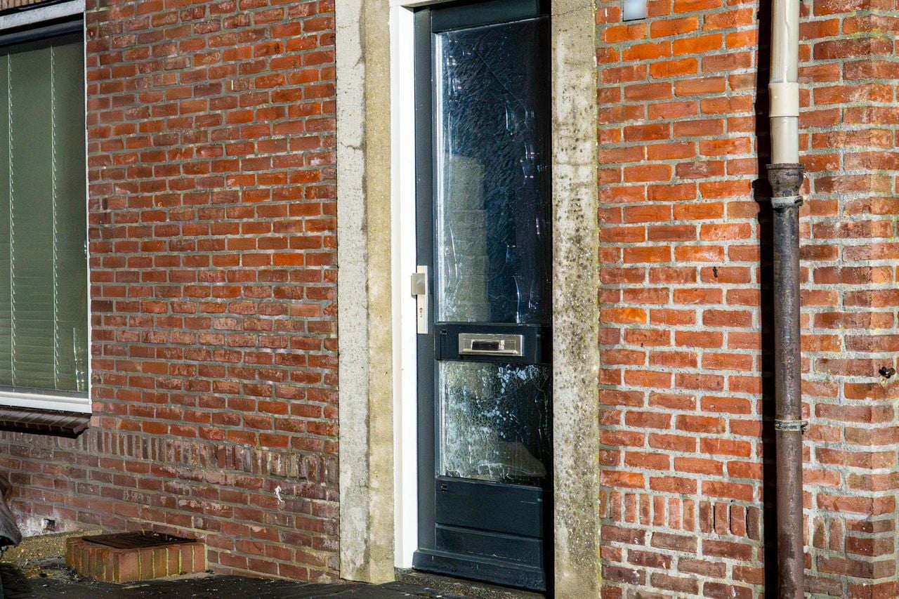 Ook de voordeur liep schade op door autobrand in Aarle-Rixtel (foto: Harrie Grijseels / Persbureau Heitink).