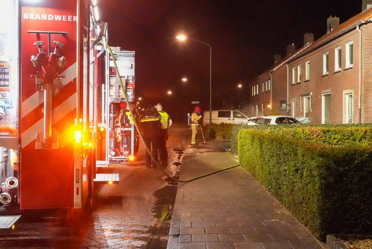 Brandweer rukt uit voor autobrand in Aarle-Rixtel (foto: Harrie Grijseels / Persbureau Heitink).