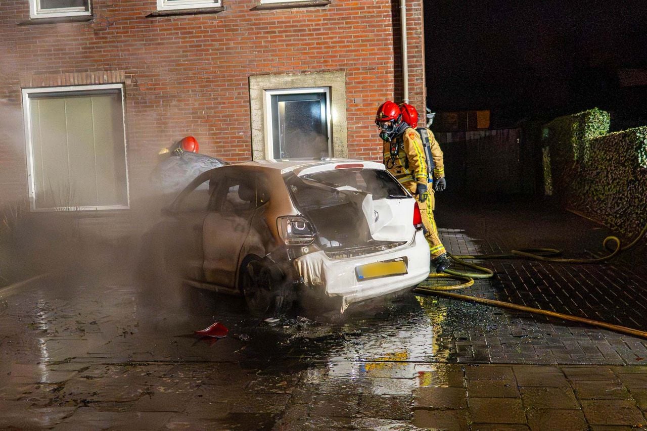 Brandweer rukt uit voor autobrand in Aarle-Rixtel (foto: Harrie Grijseels / Persbureau Heitink).
