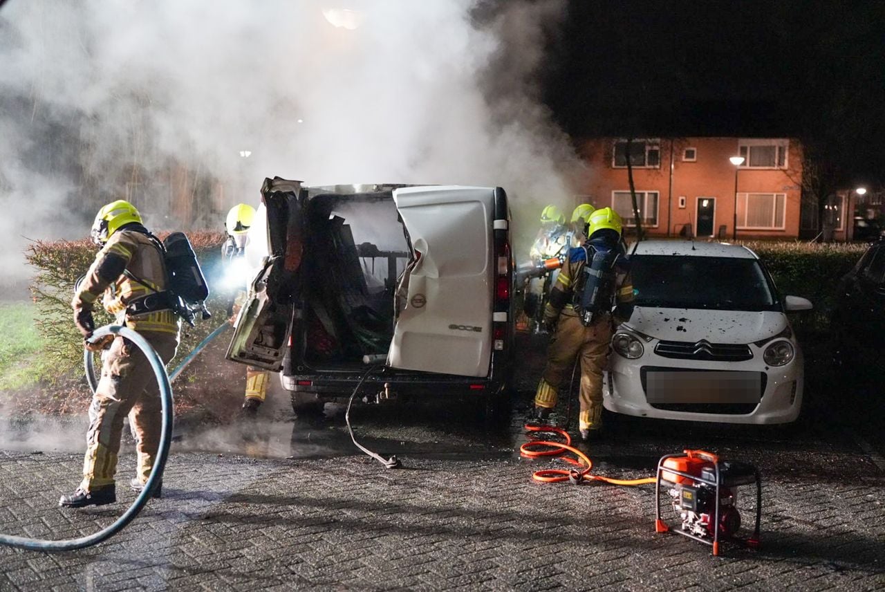 Bus brandt uit, ook auto loopt schade op in Waalwijk (foto: Erik Haverhals / Persbureau Heitink).