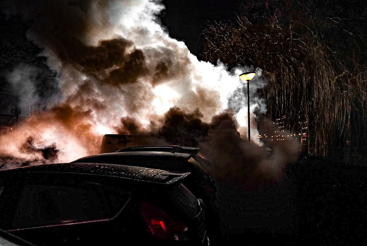 Veel rook bij autobrand in Waalwijk (foto: Erik Haverhals / Persbureau Heitink).