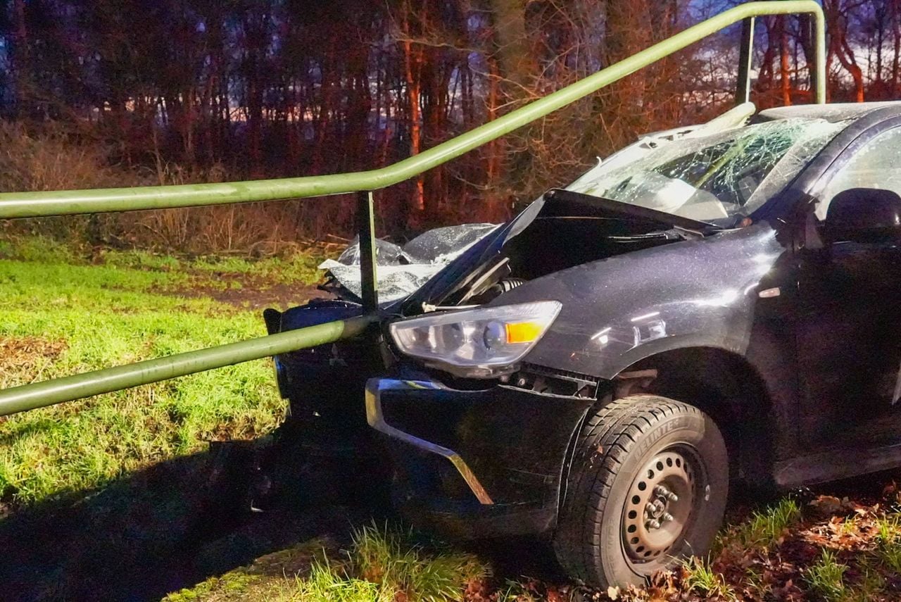 De automobilist is tegen de brugleuning gebotst (foto: Harrie Gijseels/Persbureau Heitink).