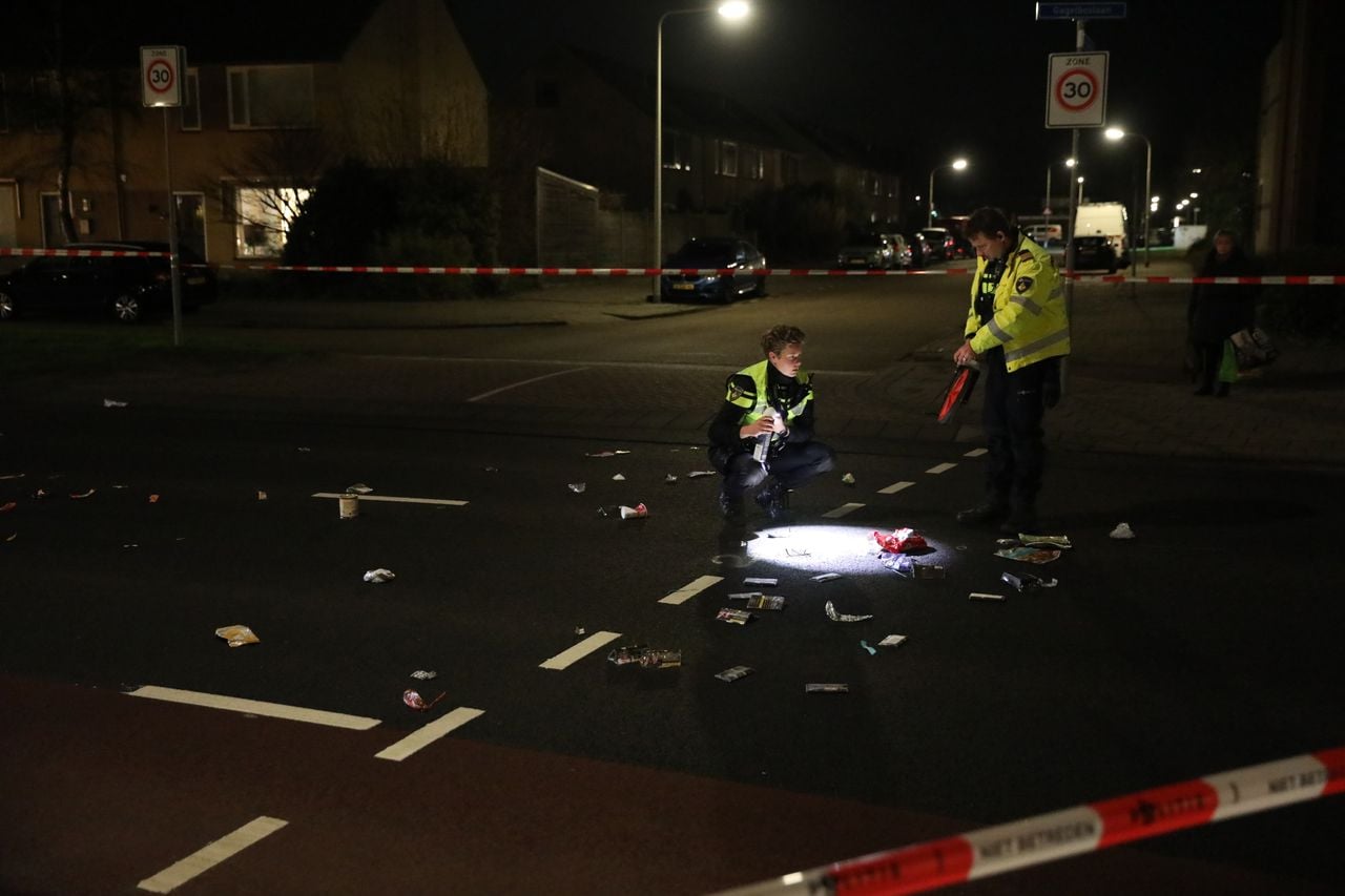Agenten doen onderzoek (foto: Christian Traets/Persbureau Heitink).
