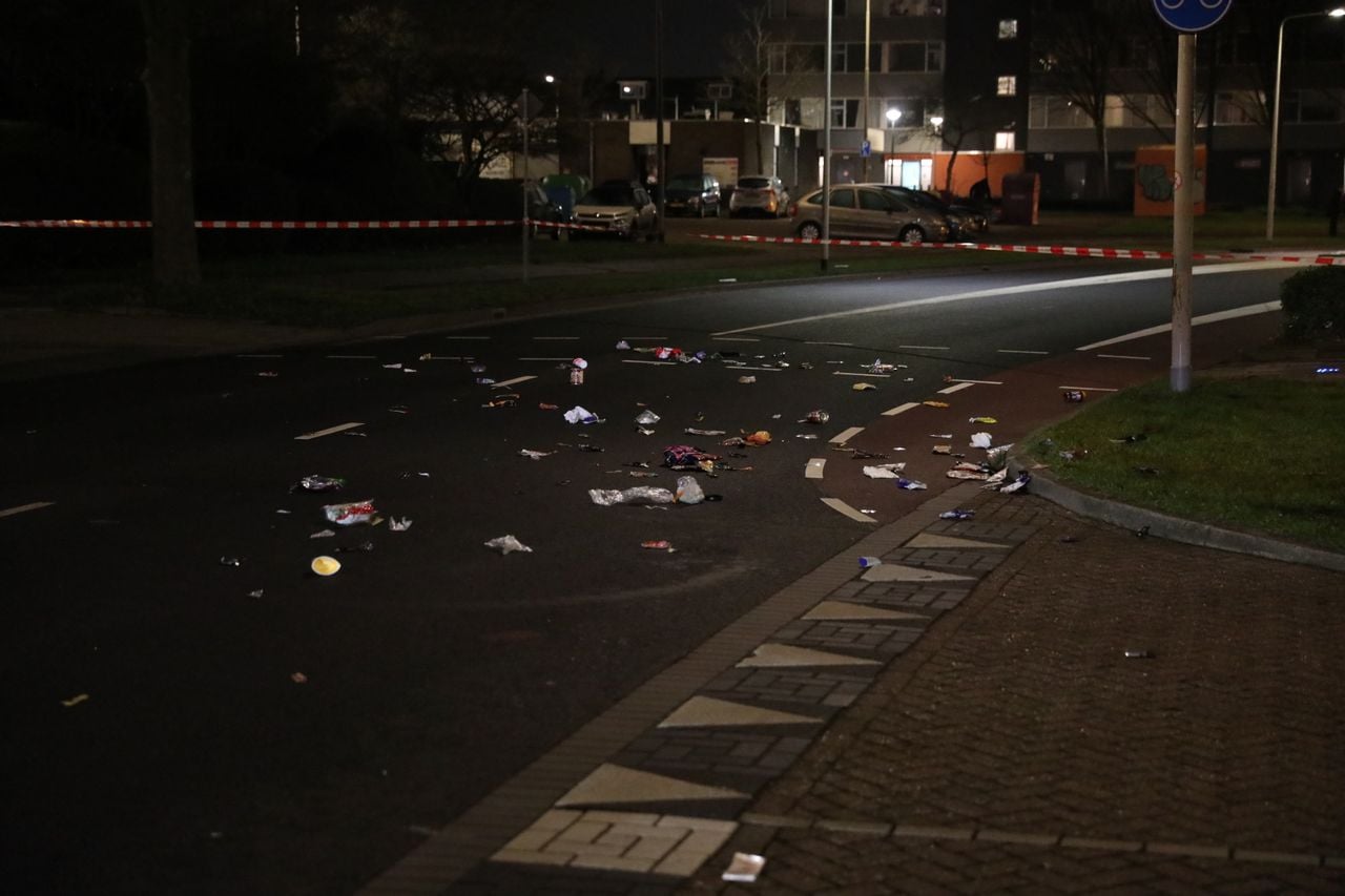 De weg is bezaaid met allerlei spullen (foto: Christian Traets/Persbureau Heitink).