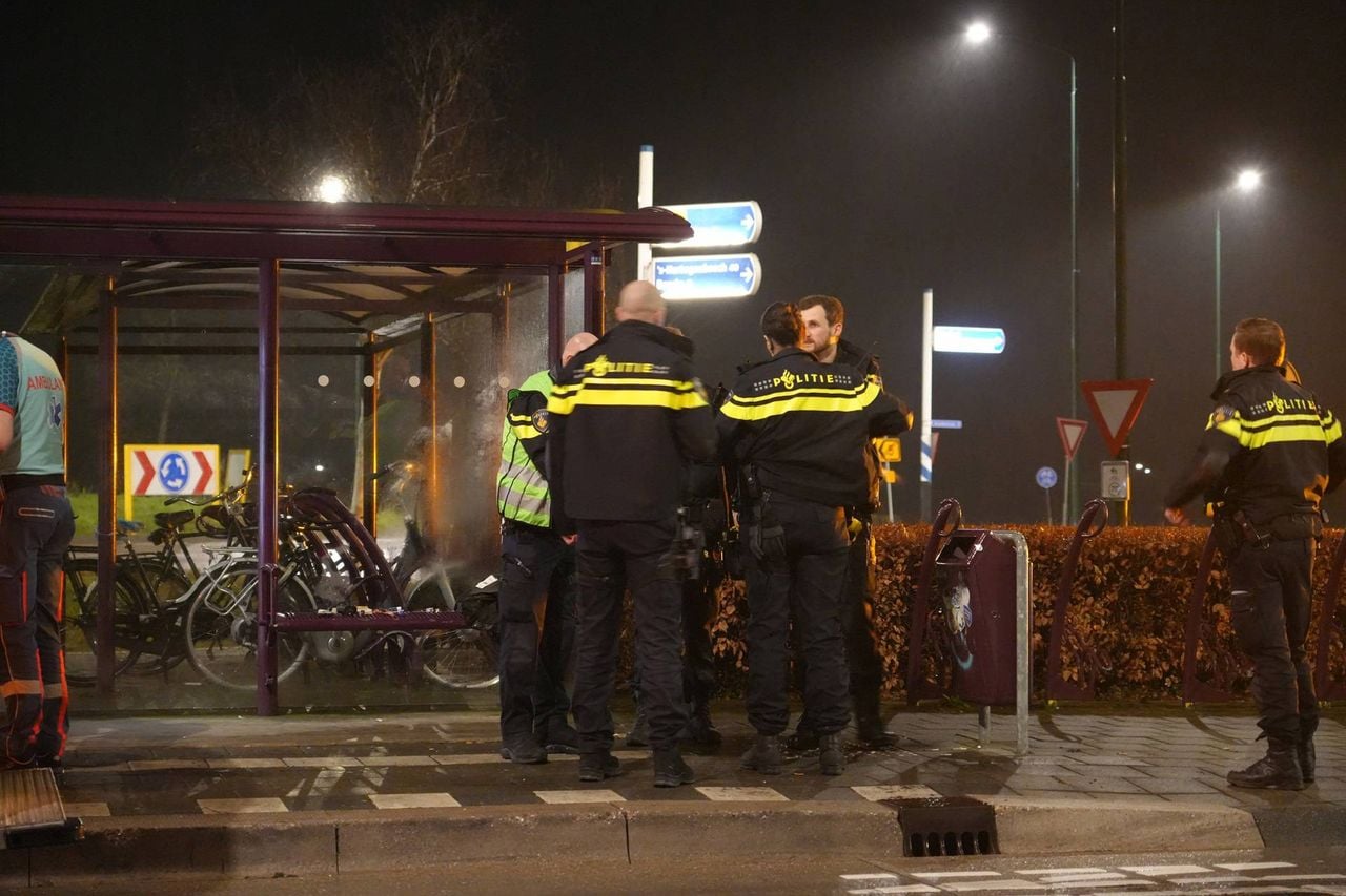 Volgens de politie zou de gewonde die bij de bushalte in Wagenberg werd gevonden zijn neergestoken (foto: Jeroen Stuve/Persbureau Heitink).
