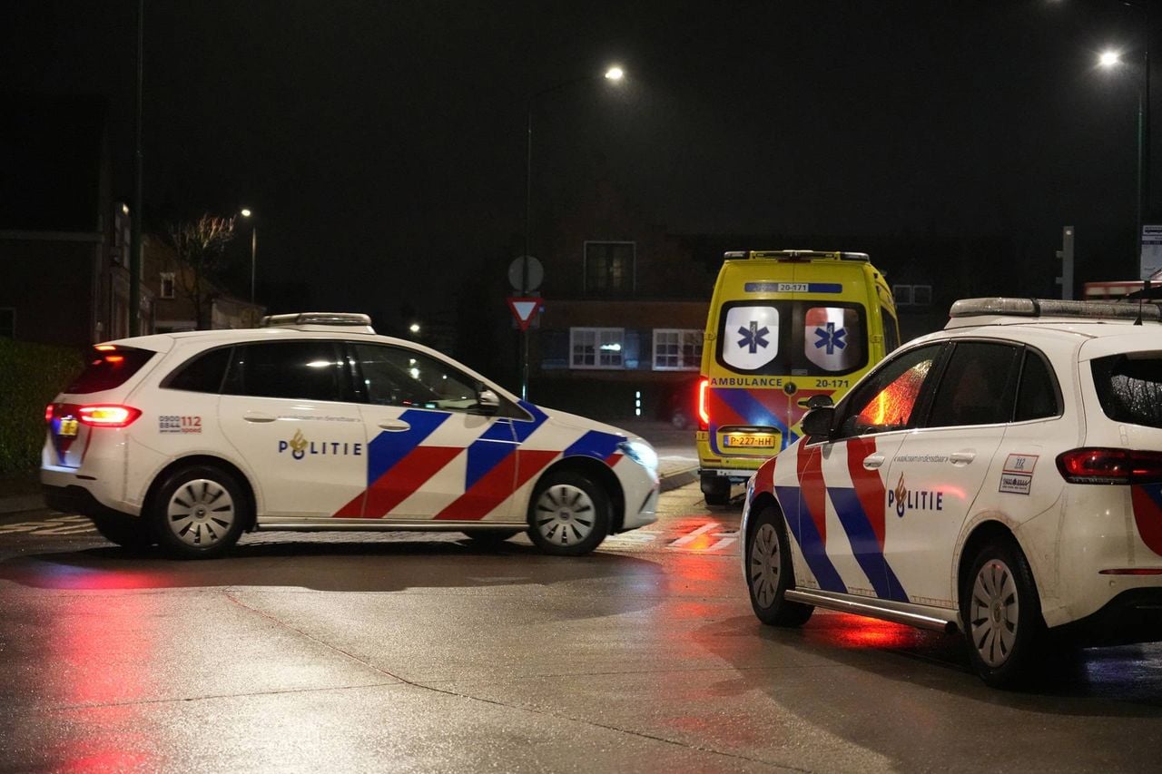 Een agent ging met het slachtoffer mee in de ambulance, een politieauto reed achter de ambulance aan (foto: Jeroen Stuve/Persbureau Heitink). 