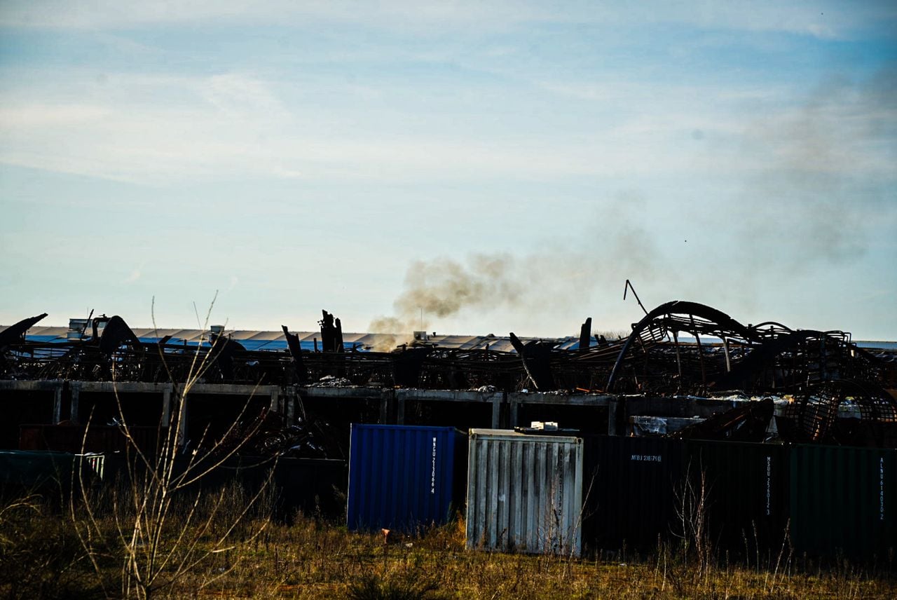 Het pand van de leerlooierij werd in mei vorig jaar door een grote brand bijna compleet in de as gelegd (Foto: Erik Haverhals / Persbureau Heitink.)