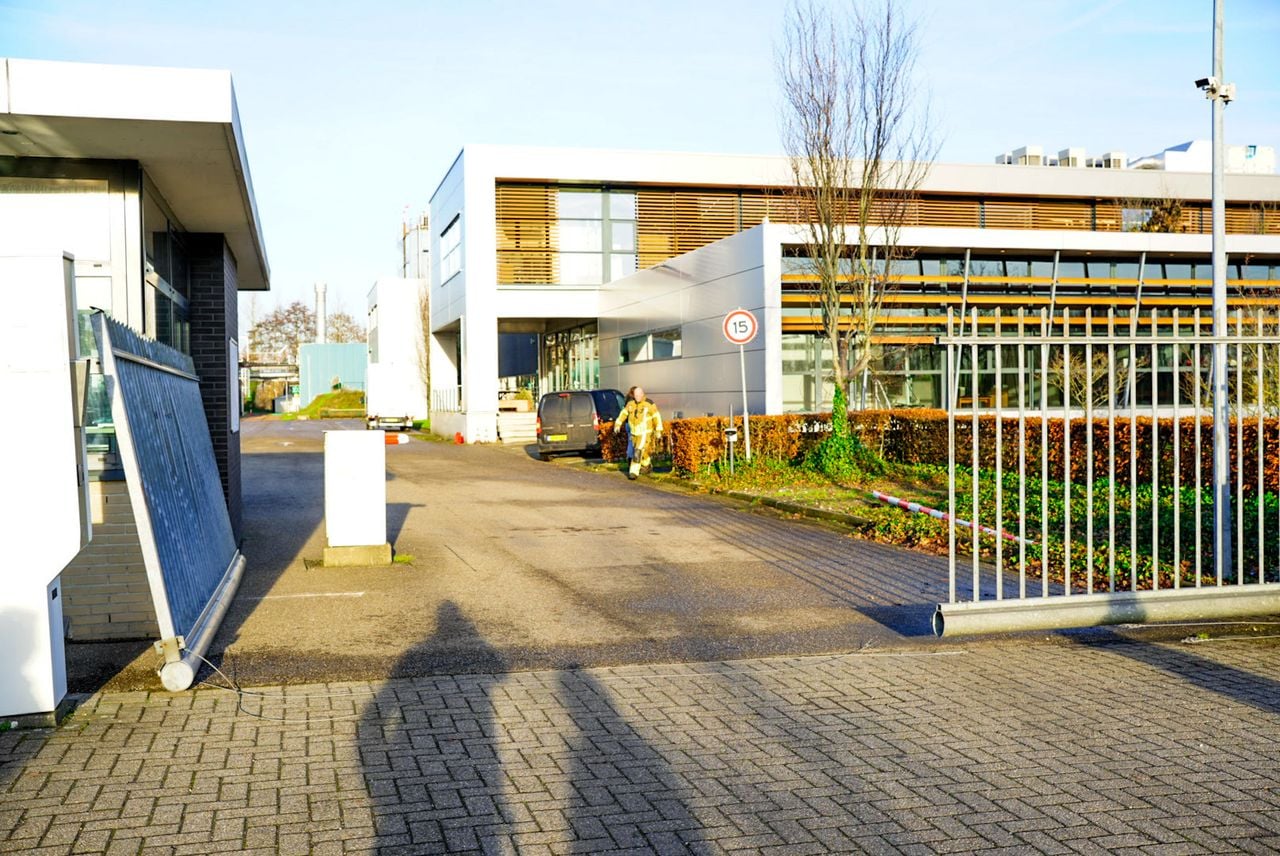 Het duurde even voordat de brandweer de poort open kreeg, maar uiteindelijk bleek de brand zelf snel geblust (Foto: Erik Haverhals / Persbureau Heitink.)