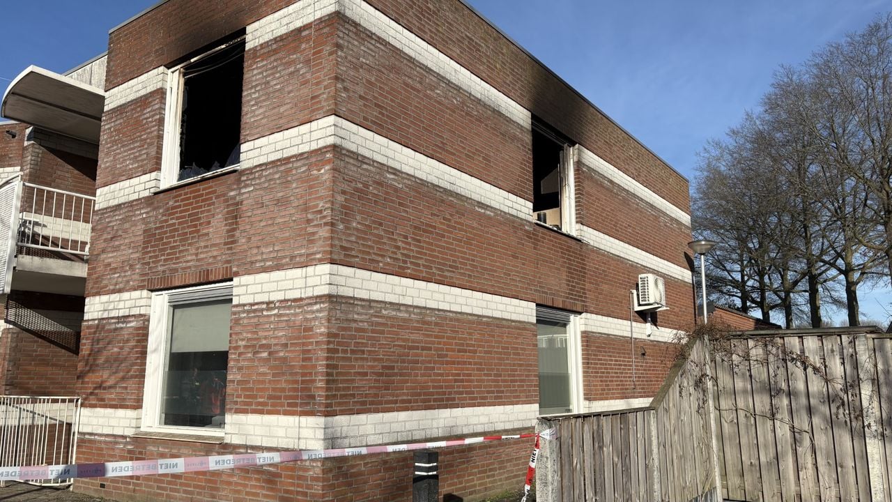 Bij de brand sprongen de ramen aan beide kanten van dit appartement aan de Leharstraat in Tilburg (foto: Omroep Brabant).