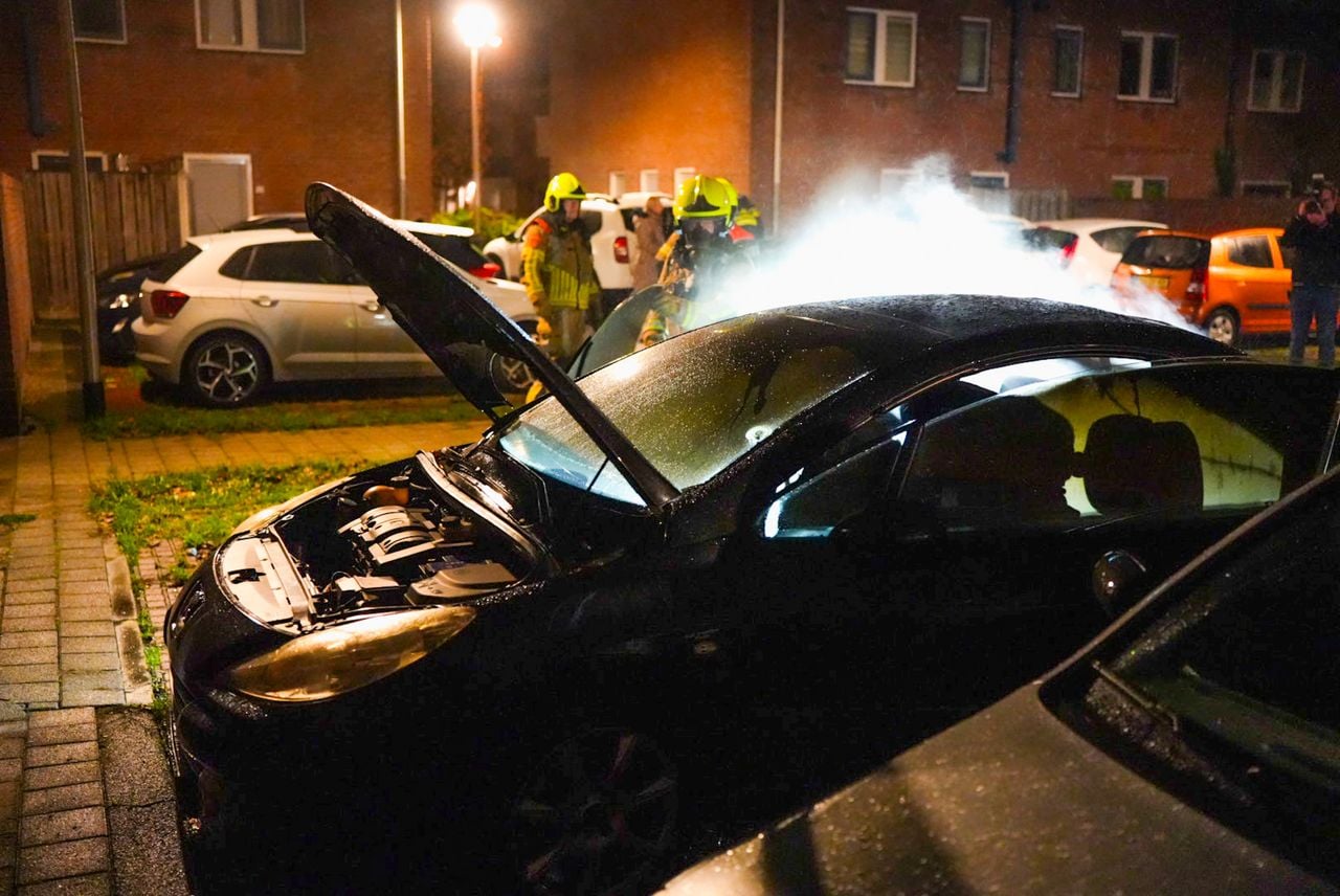 Auto verwoest door brand in Waalwijk (foto: Erik Haverhals / Persbureau Heitink).