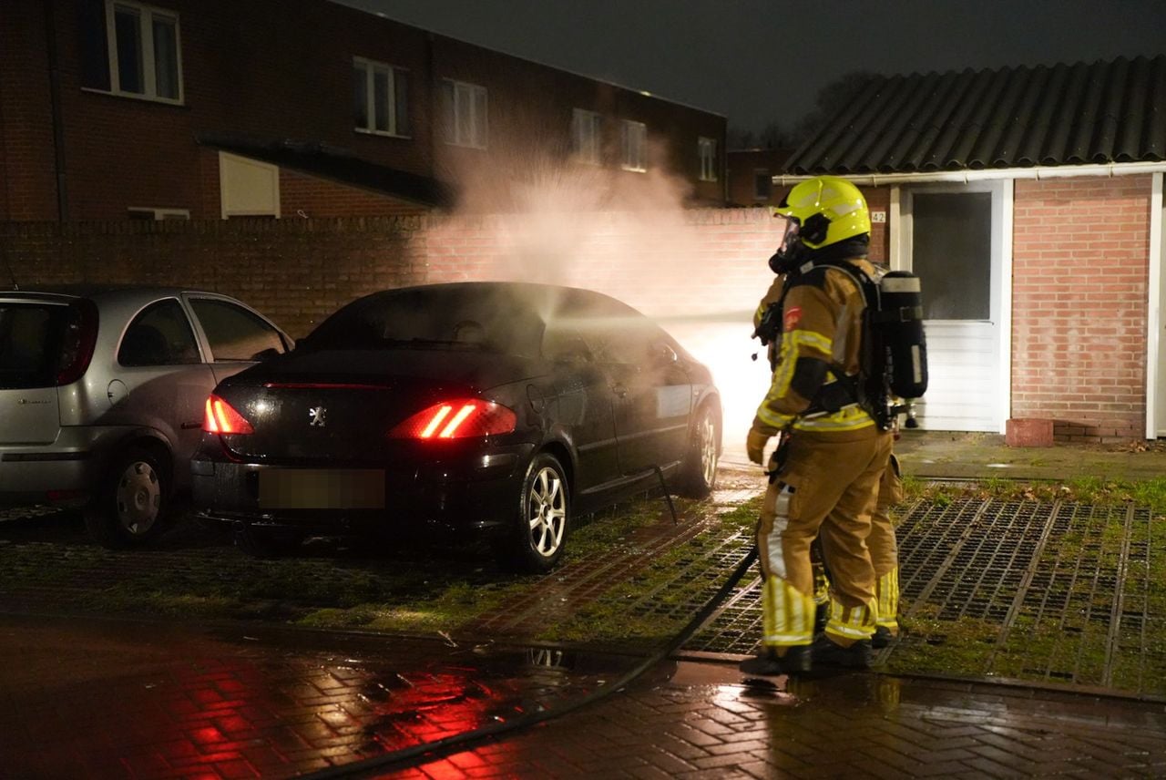 Auto verwoest door brand in Waalwijk (foto: Erik Haverhals / Persbureau Heitink).