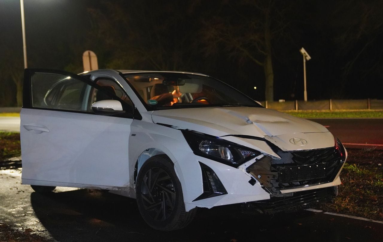 De zwaar beschadigde auto is getakeld door een bergingsbedrijf (foto: Bart Meesters / Persbureau Heitink).