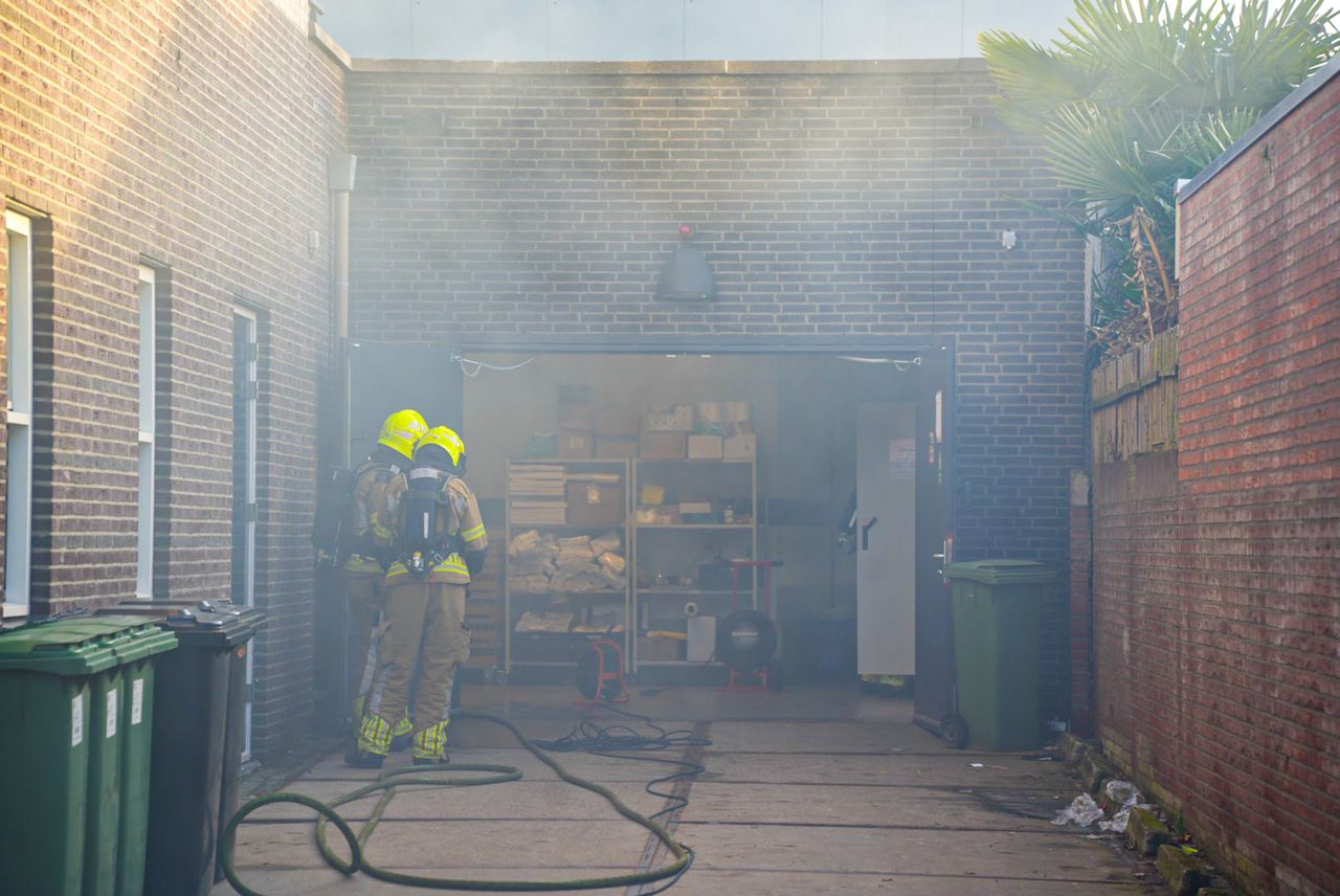 Bij de brand kwam veel rook vrij (foto: Erik Haverhals / Persbureau Heitink).