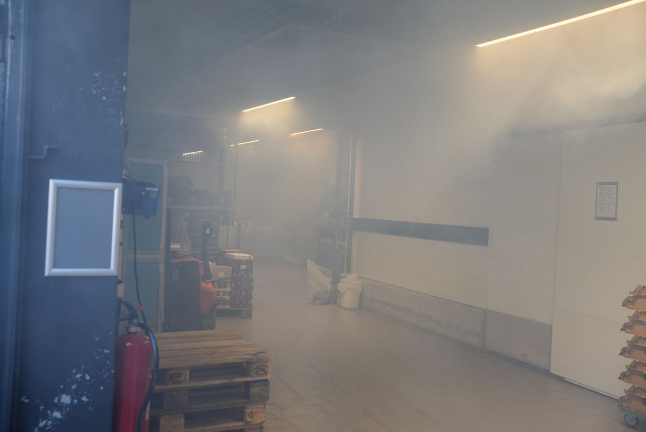 De winkel stond vol rook (foto: Erik Haverhals / Persbureau Heitink).