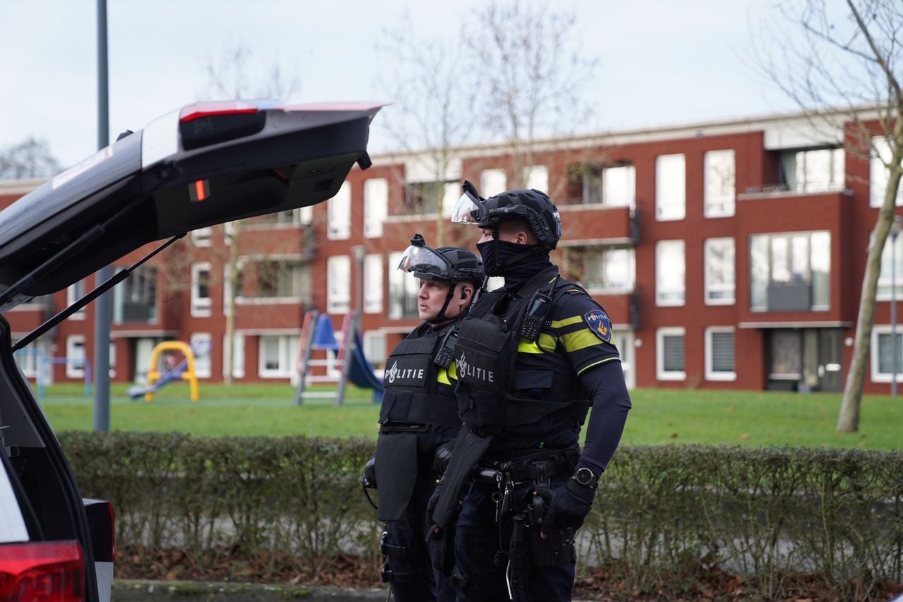 Agenten met kogelwerende vesten zijn aan het zoeken (foto: Bart Meesters / Persbureau Heitink).