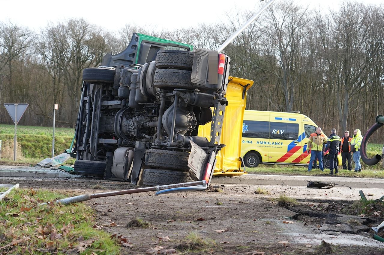 De chauffeur is gewond naar het ziekenhuis gebracht (foto: Jeroen Stuve / Persbureau Heitink).