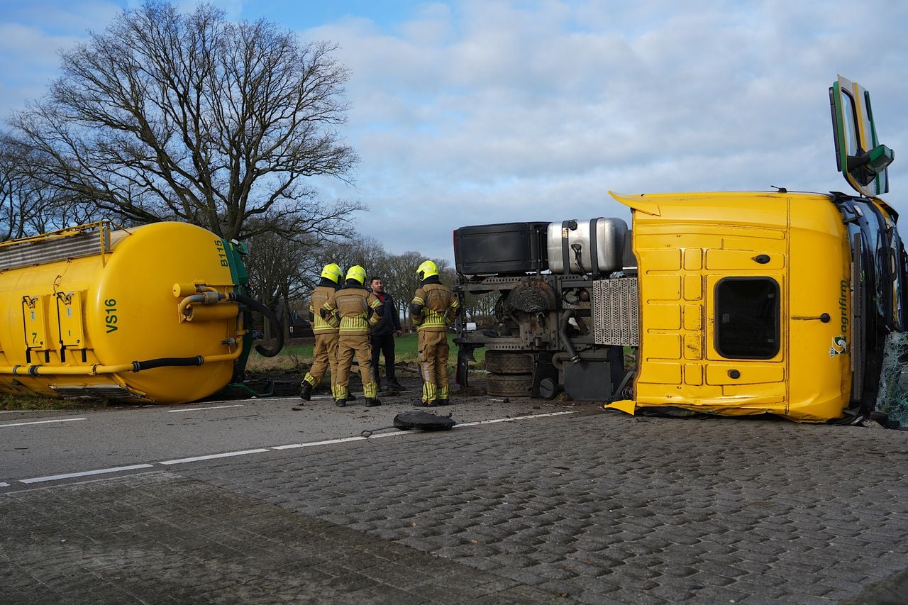 Omstanders sloegen een raam in om de chauffeur te bevrijden (foto: Jeroen Stuve / Persbureau Heitink).