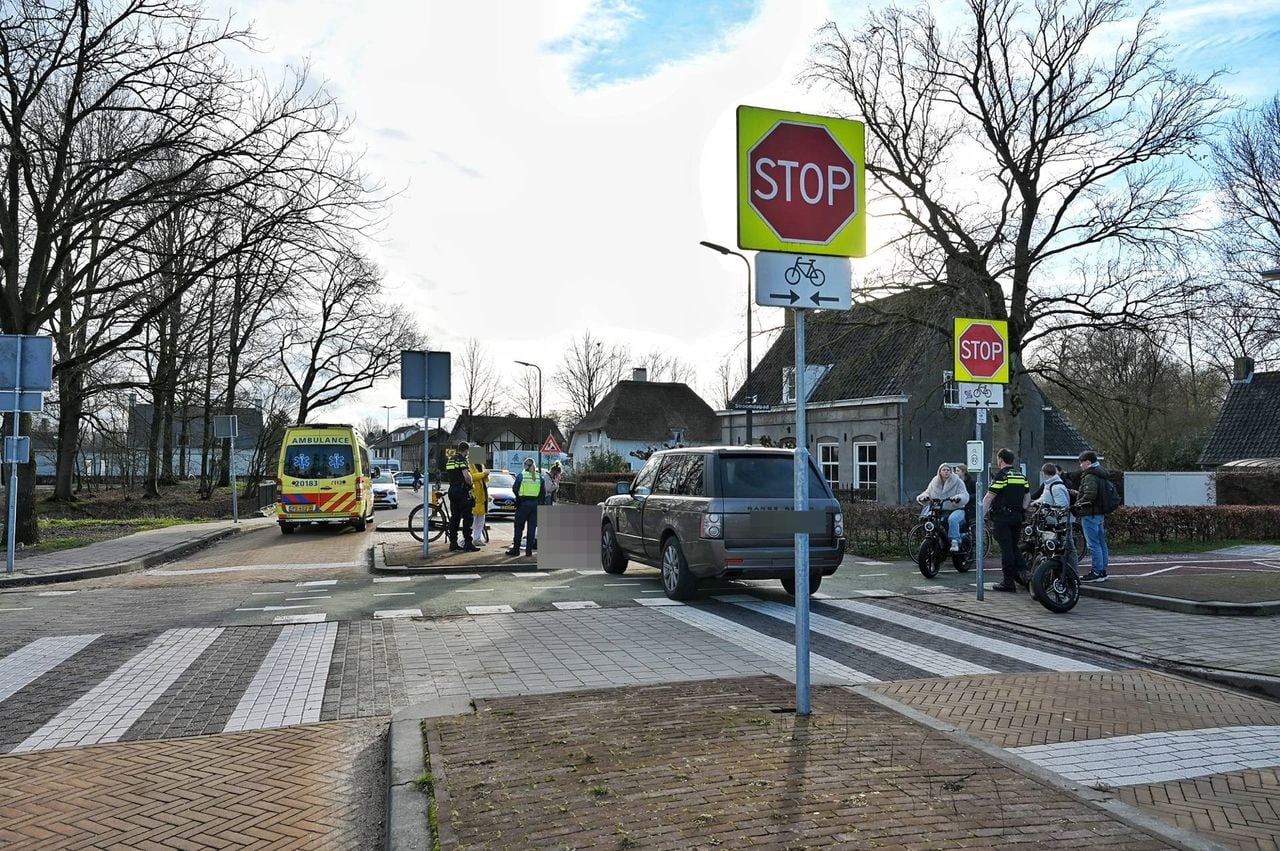 Het meisje is met onbekend letsel naar het ziekenhuis gebracht (foto: Toby de Kort/Persbureau Heitink).
