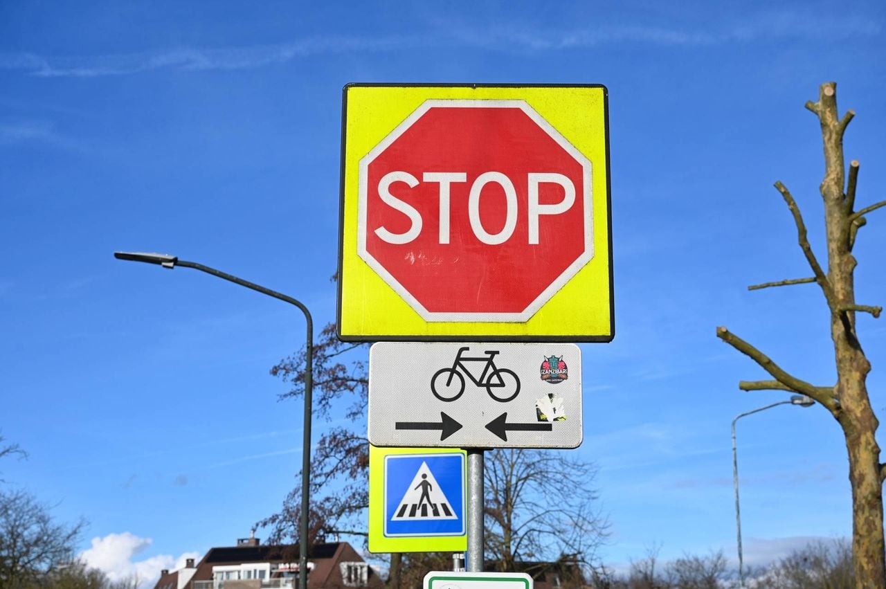 Rondom de kruising staan grote gele stopborden (foto: Toby de Kort/Persbureau Heitink).