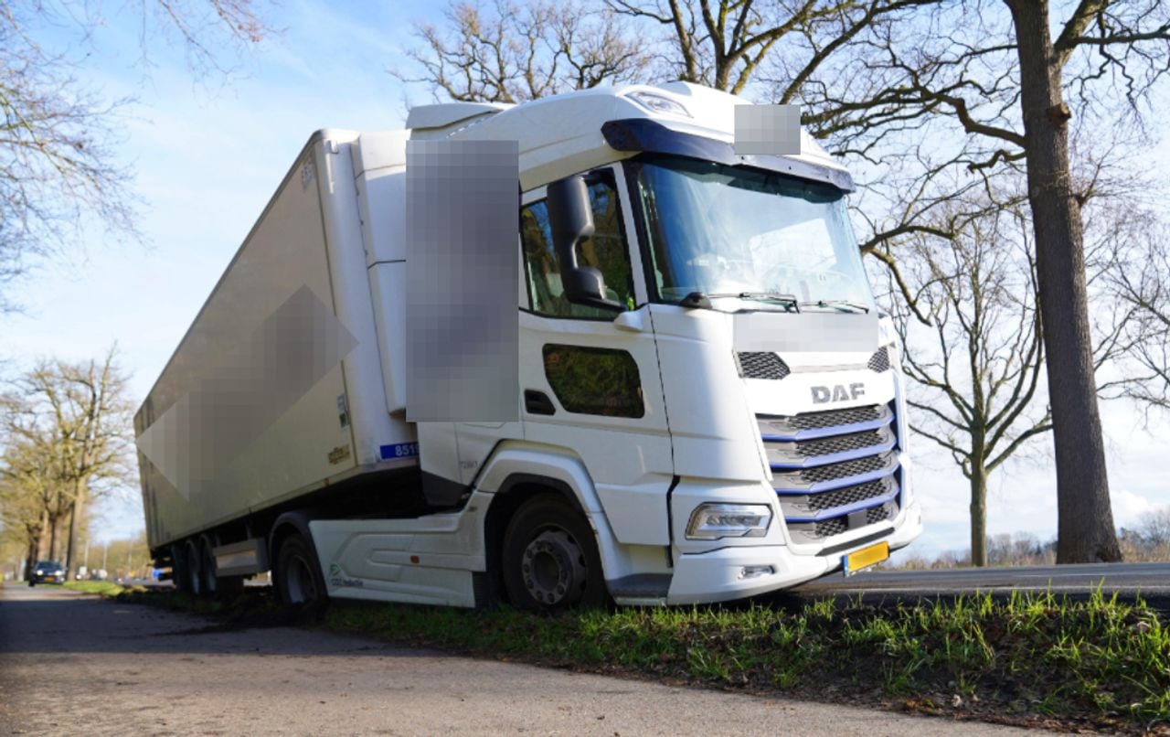 De vrachtwagen kwam naast de N65 tot stilstand (foto: Bart Meesters/Persbureau Heitink).