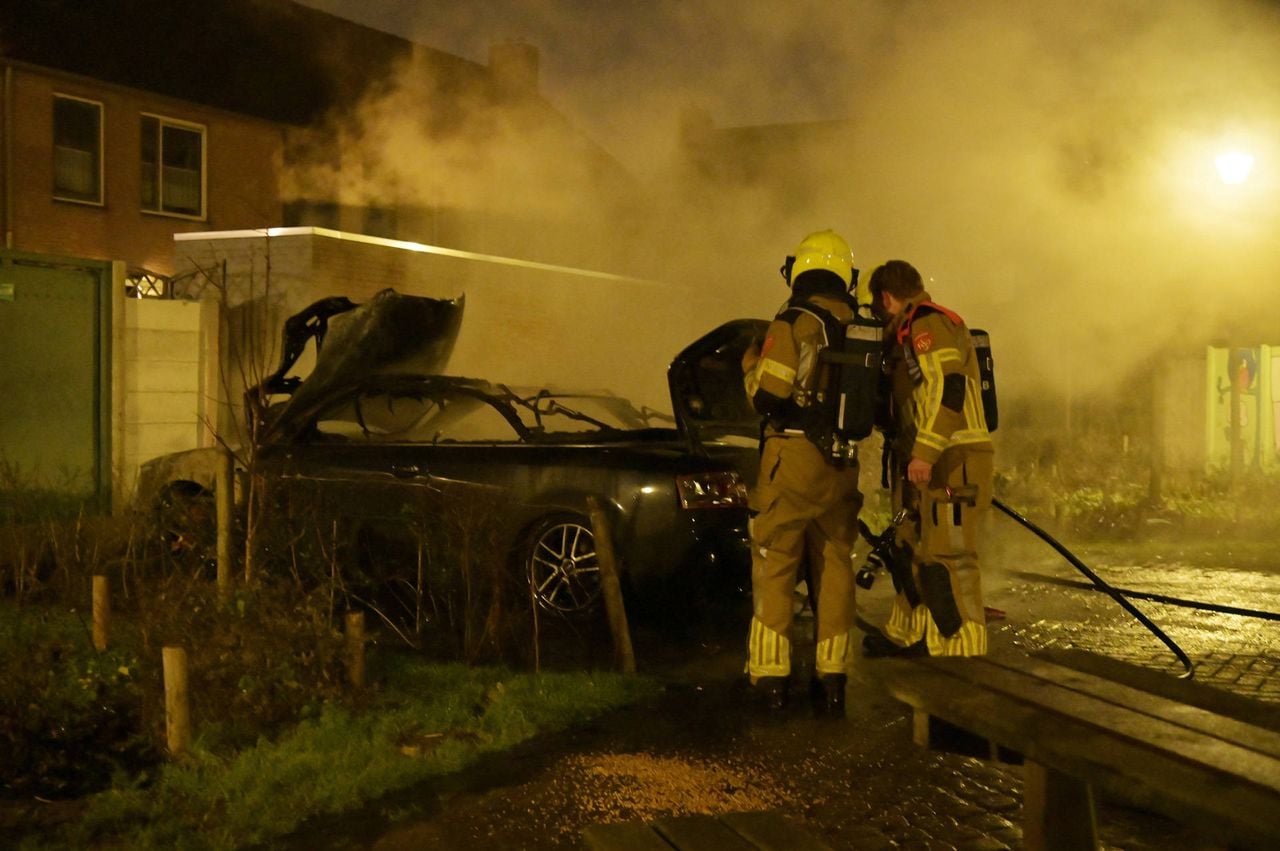 Auto in brand na harde knal in Breda (foto: Perry Roovers / Persbureau Heitink).