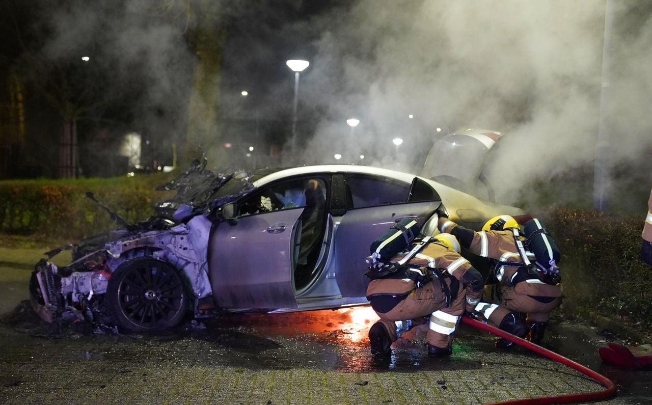 Mercedes brandt uit aan de Klokkenlaan in Den Bosch