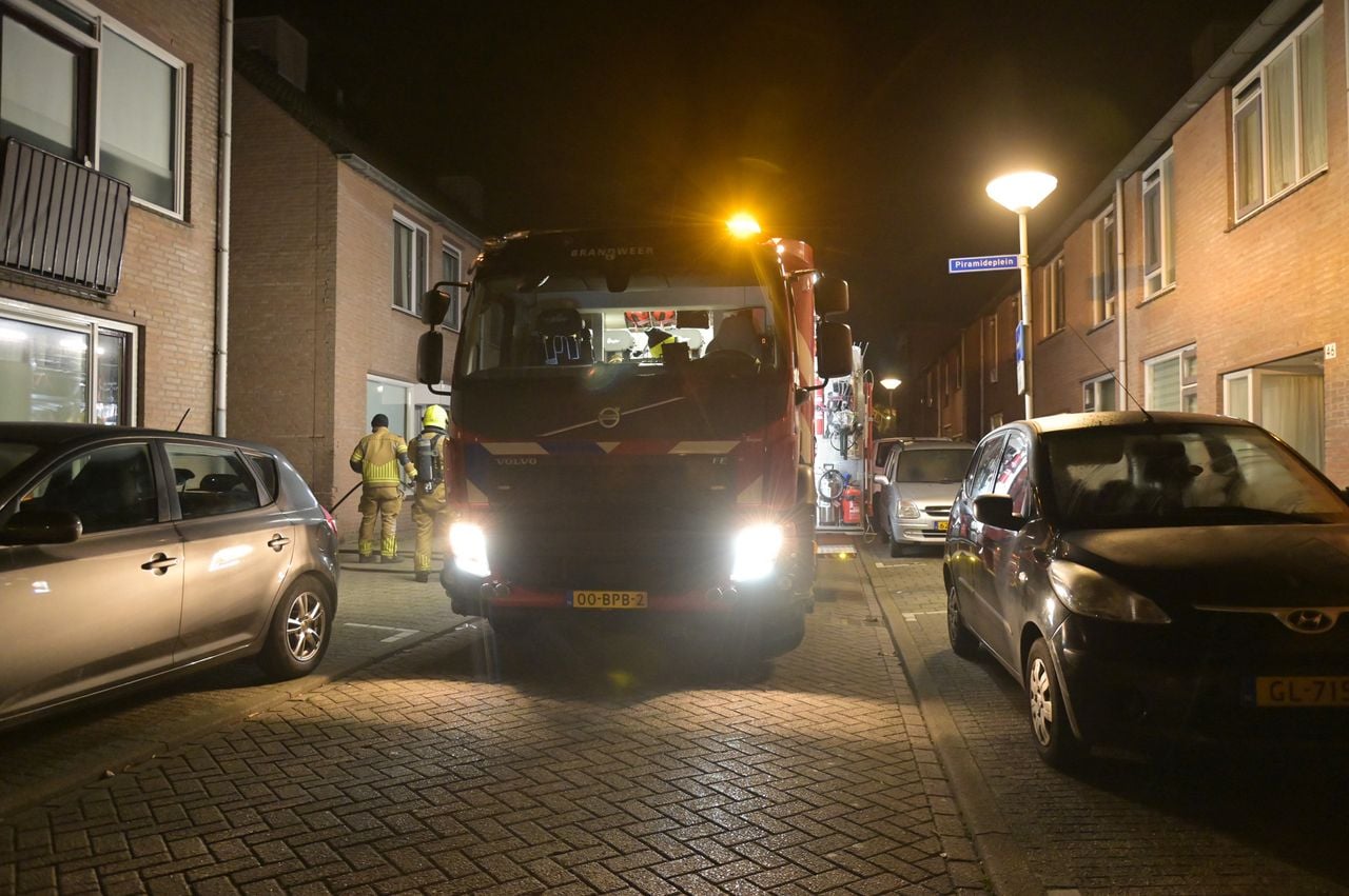 Brandweer komt ter plaatse bij autobrand in Breda (foto: Perry Roovers / Persbureau Heitink).