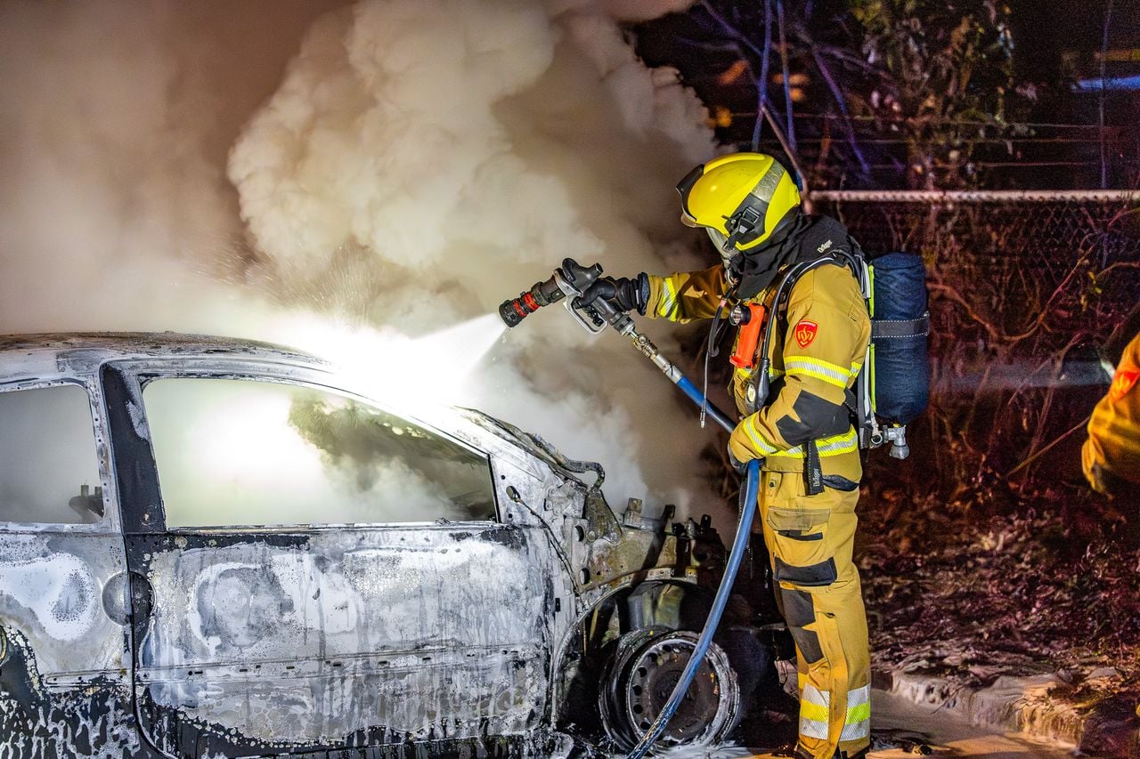 Auto brandt uit in aan Binnenweg in Heesch.