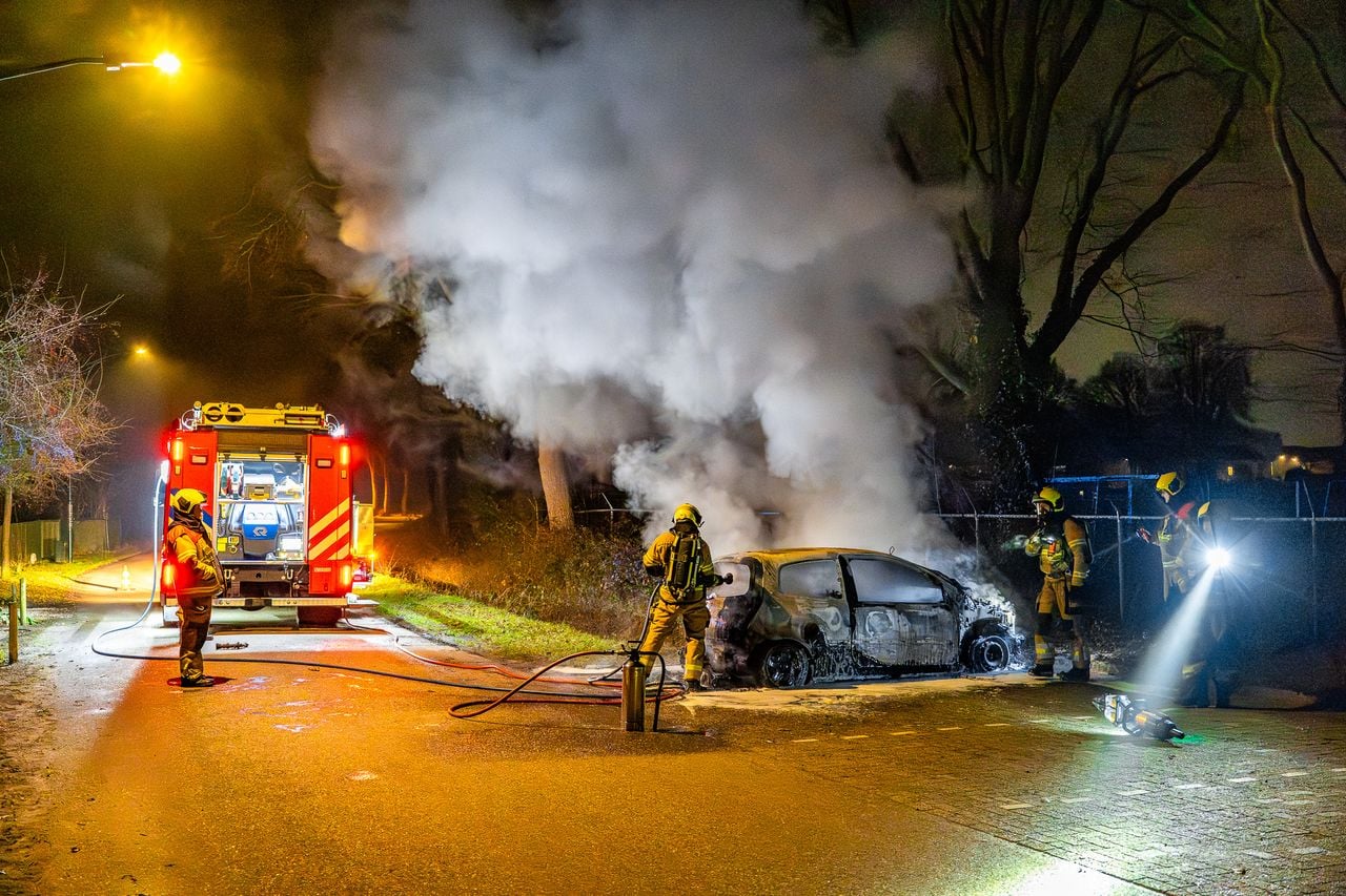 Auto brandt uit aan Binnenweg in Heesch.