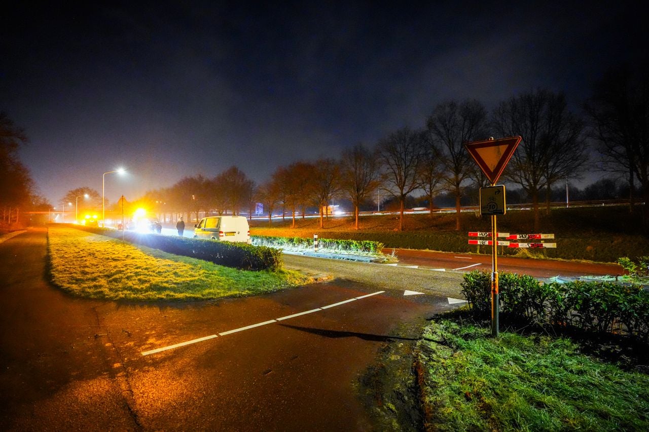 Fietser zwaargewond na aanrijding op gevaarlijke oversteekplaats bij Aquabest (foto: Persbureau Heitink).