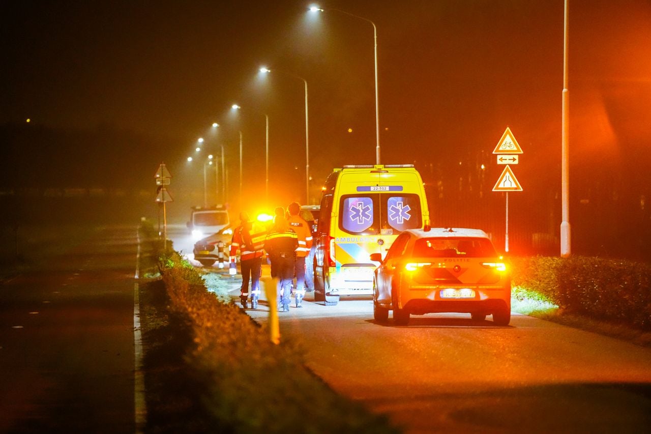 Fietser zwaargewond na aanrijding op gevaarlijke oversteekplaats bij Aquabest (foto: Persbureau Heitink).
