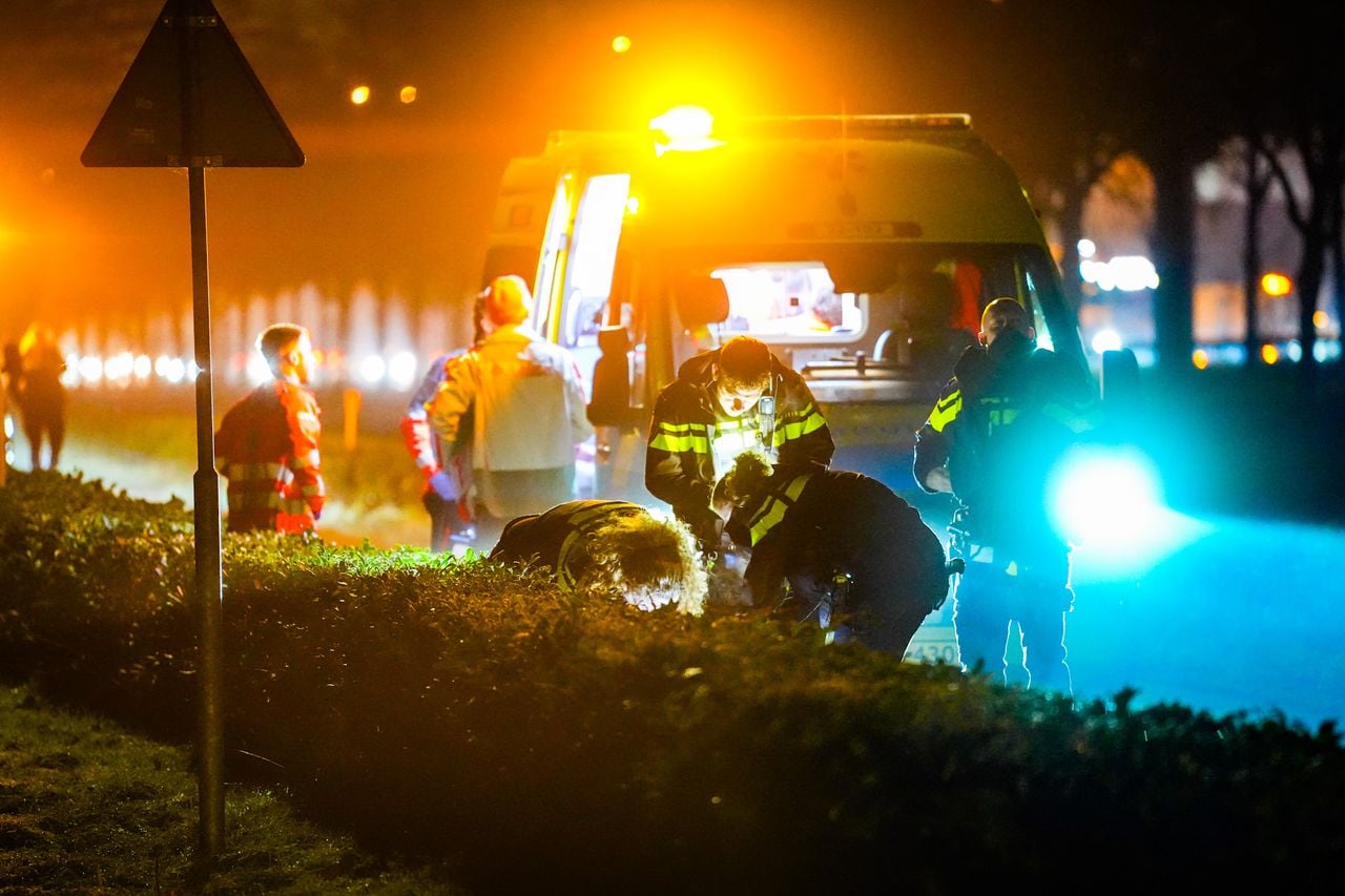 Fietser zwaargewond na aanrijding op gevaarlijke oversteekplaats bij Aquabest (foto: Persbureau Heitink).