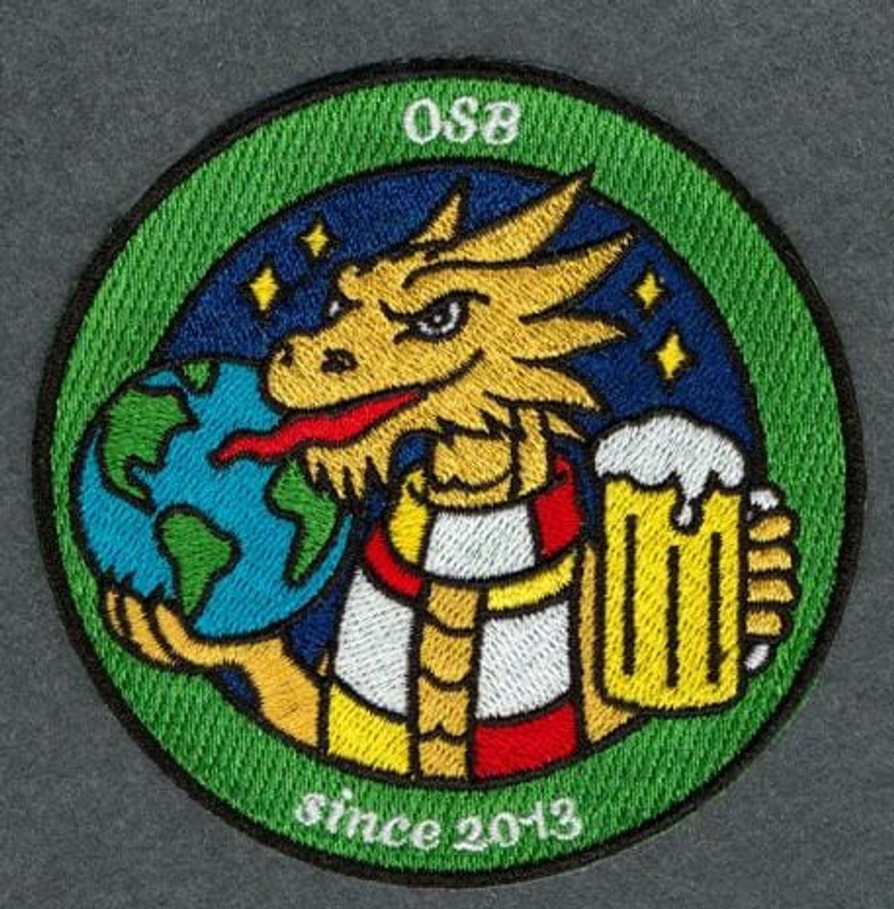 Het zelfontworpen embleem van de vriendengroep bestaande uit Bosschenaren en internationals over de hele wereld.