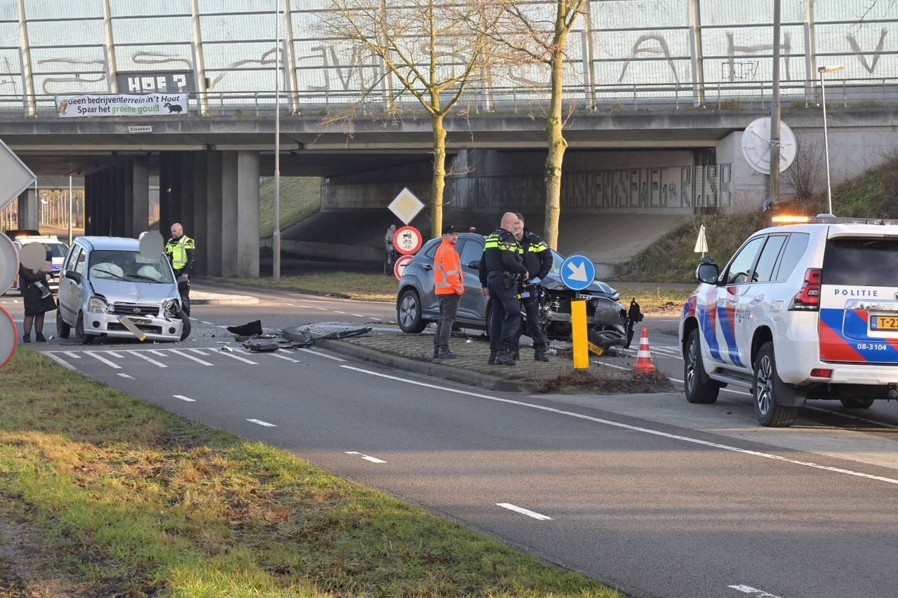 Door de klap raakte beide auto's flink beschadigd (Foto: Perry Roovers / Persbureau Heitink.)