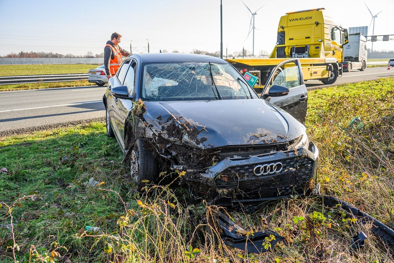 De betrokken Audi is door een berger meegenomen (Foto: Tom van der Put / Persbureau Heitink.)