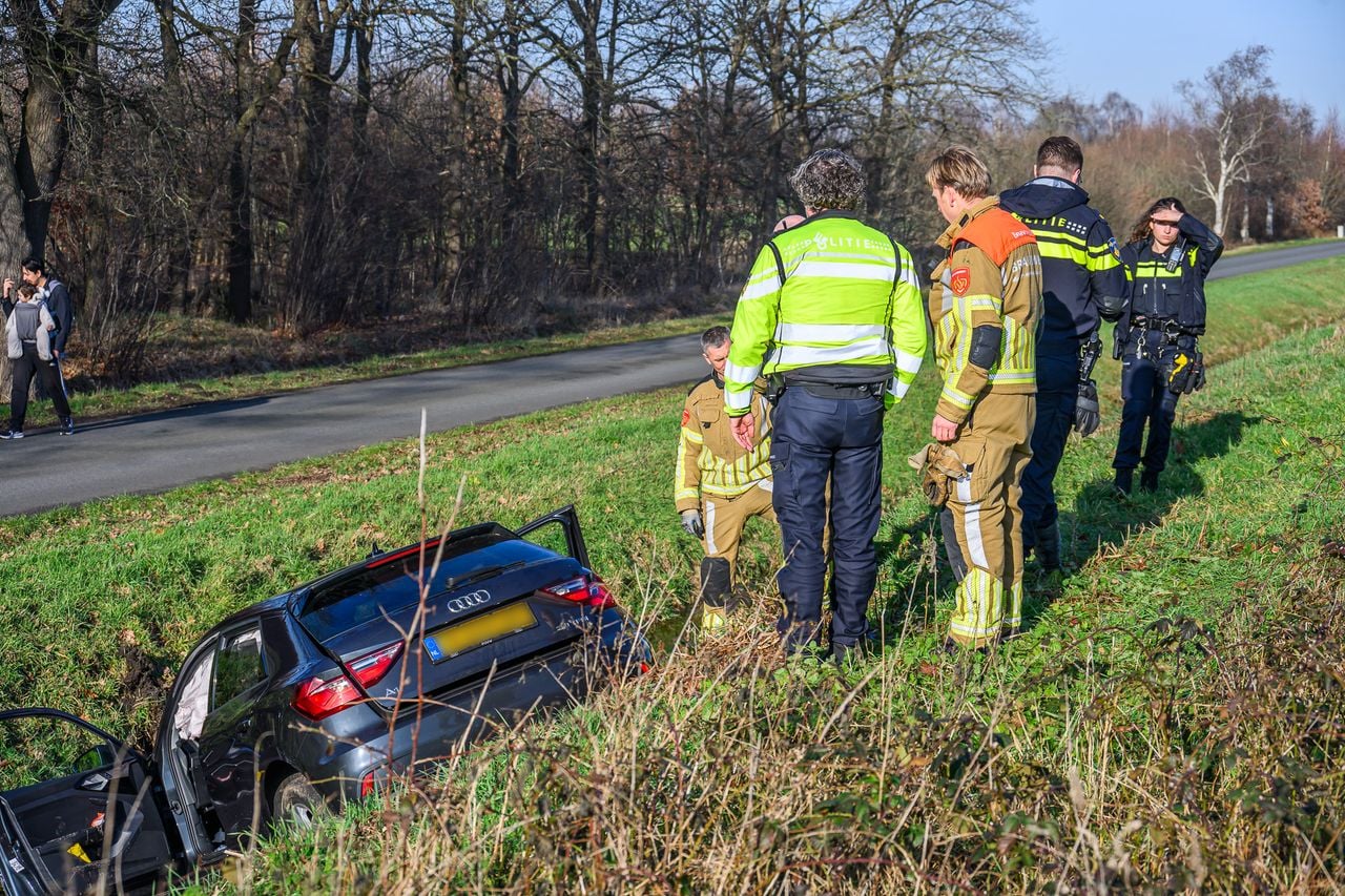 De betrokken Audi is door een berger meegenomen (Foto: Tom van der Put / Persbureau Heitink.)