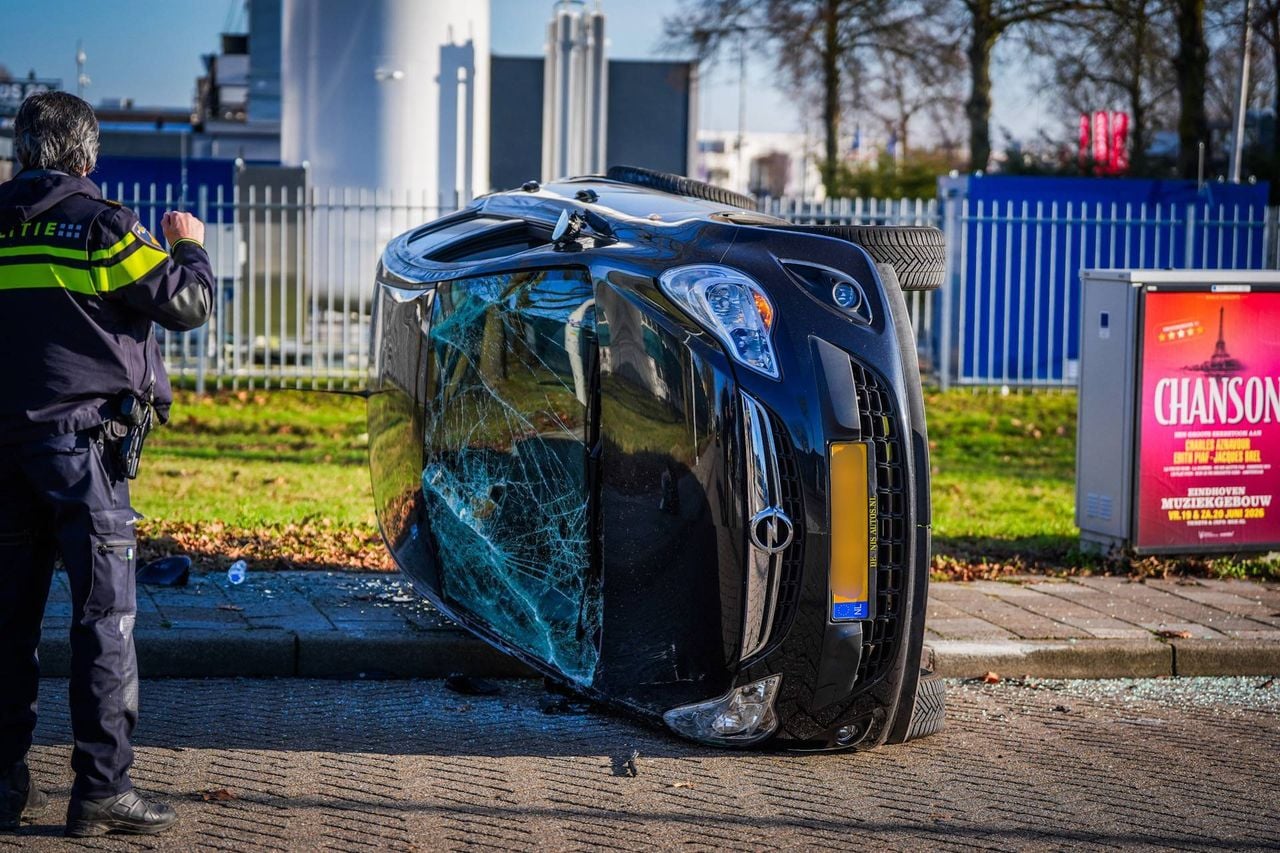 Na de klap belandde de auto op zijn zij (Foto: Persbureau Heitink.)