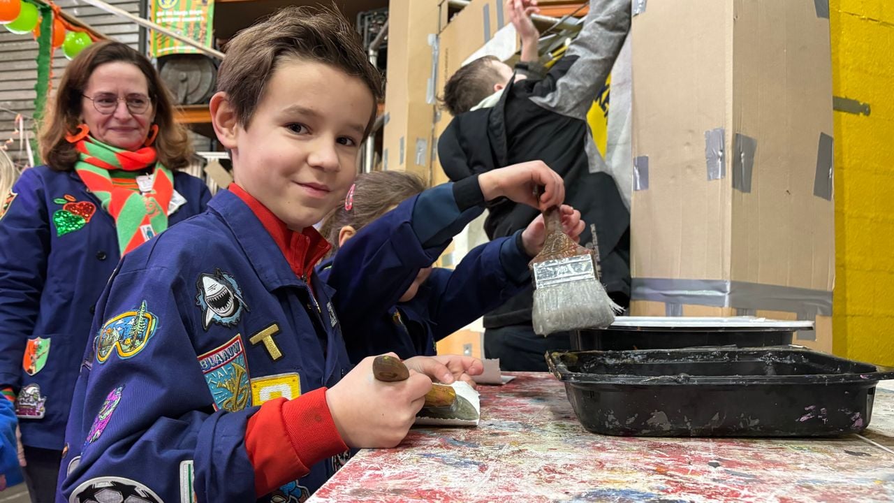 Thijs (8) beplakt de wagen met papier-maché.