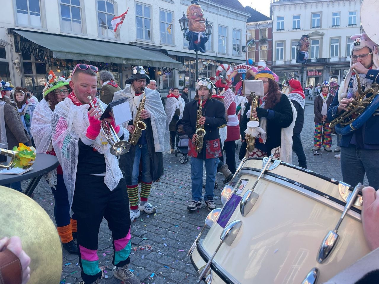 Jorik (links) met familieband in Bergen op Zoom (privéfoto). 