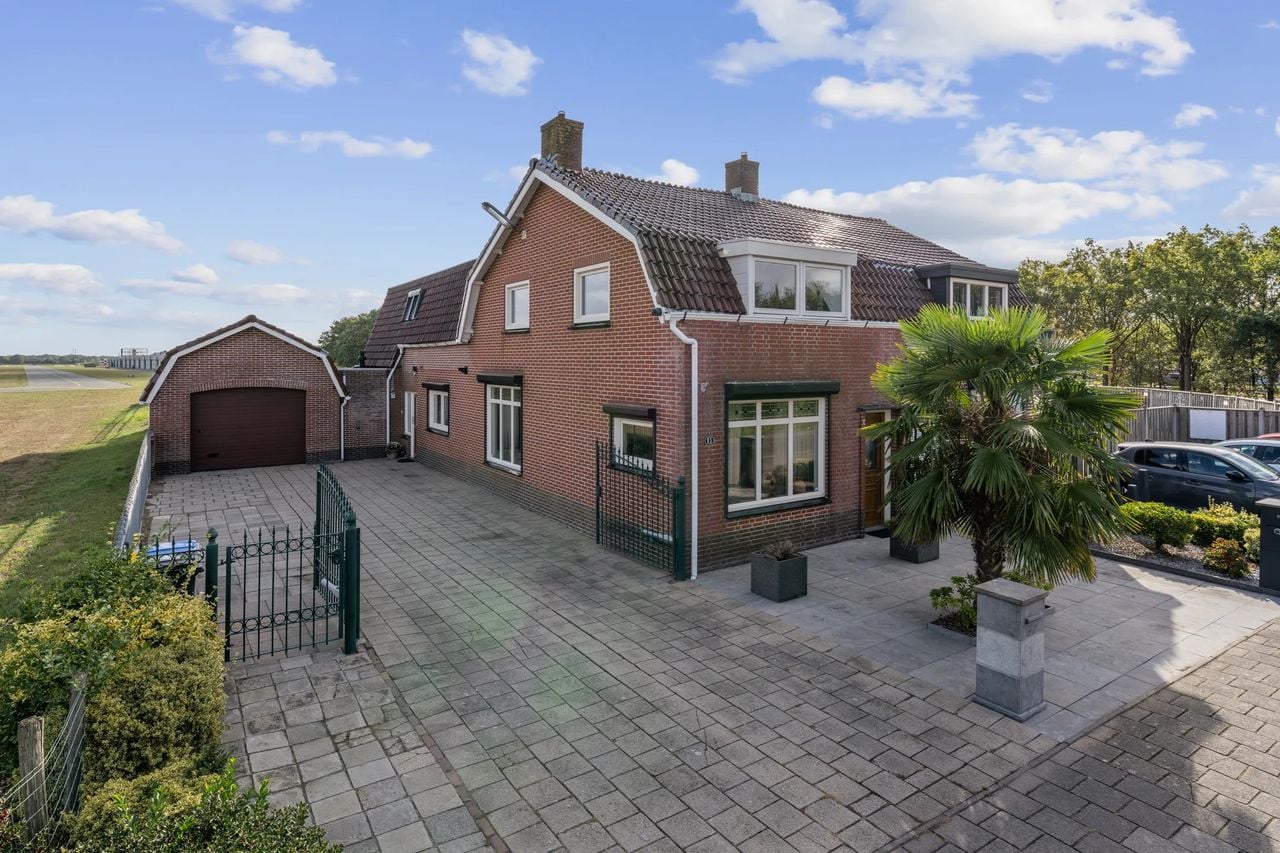 Het huis van Anton ligt naast de landingsbaan (foto Funda)