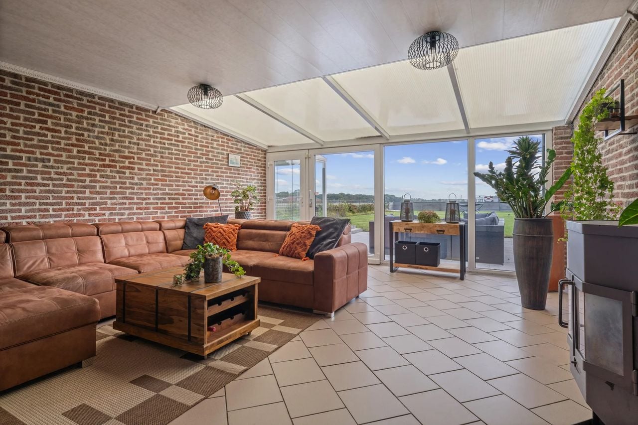 Het uitzicht over de landingsbaan vanuit de woonkamer (foto Funda)