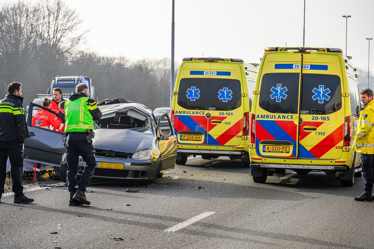Een auto is over de kop geslagen op de A58 (foto: Tom van der Put/Persbureau Heitink). 
