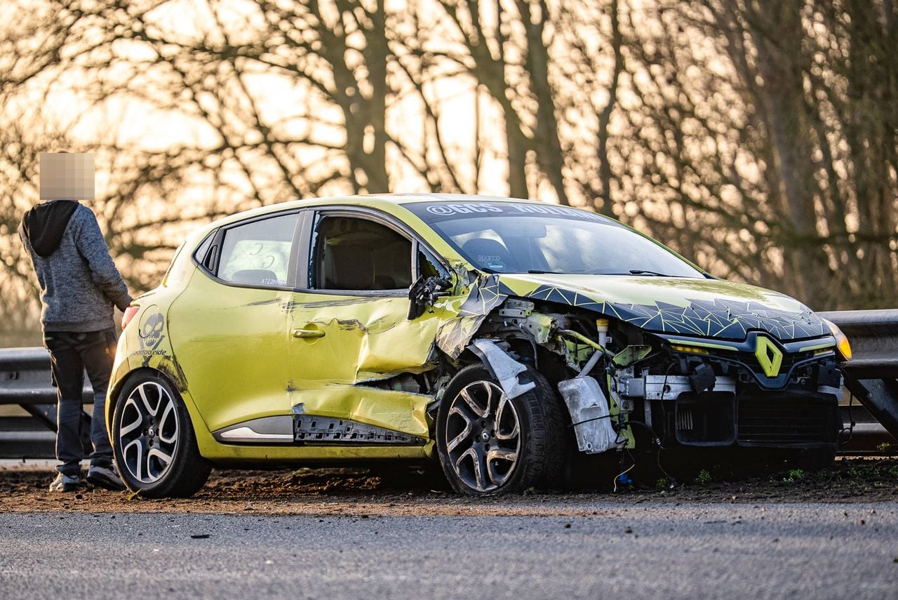 De auto raakte ook flink beschadigd bij het ongeluk (foto: Lucas Lammers / Persbureau Heitink).