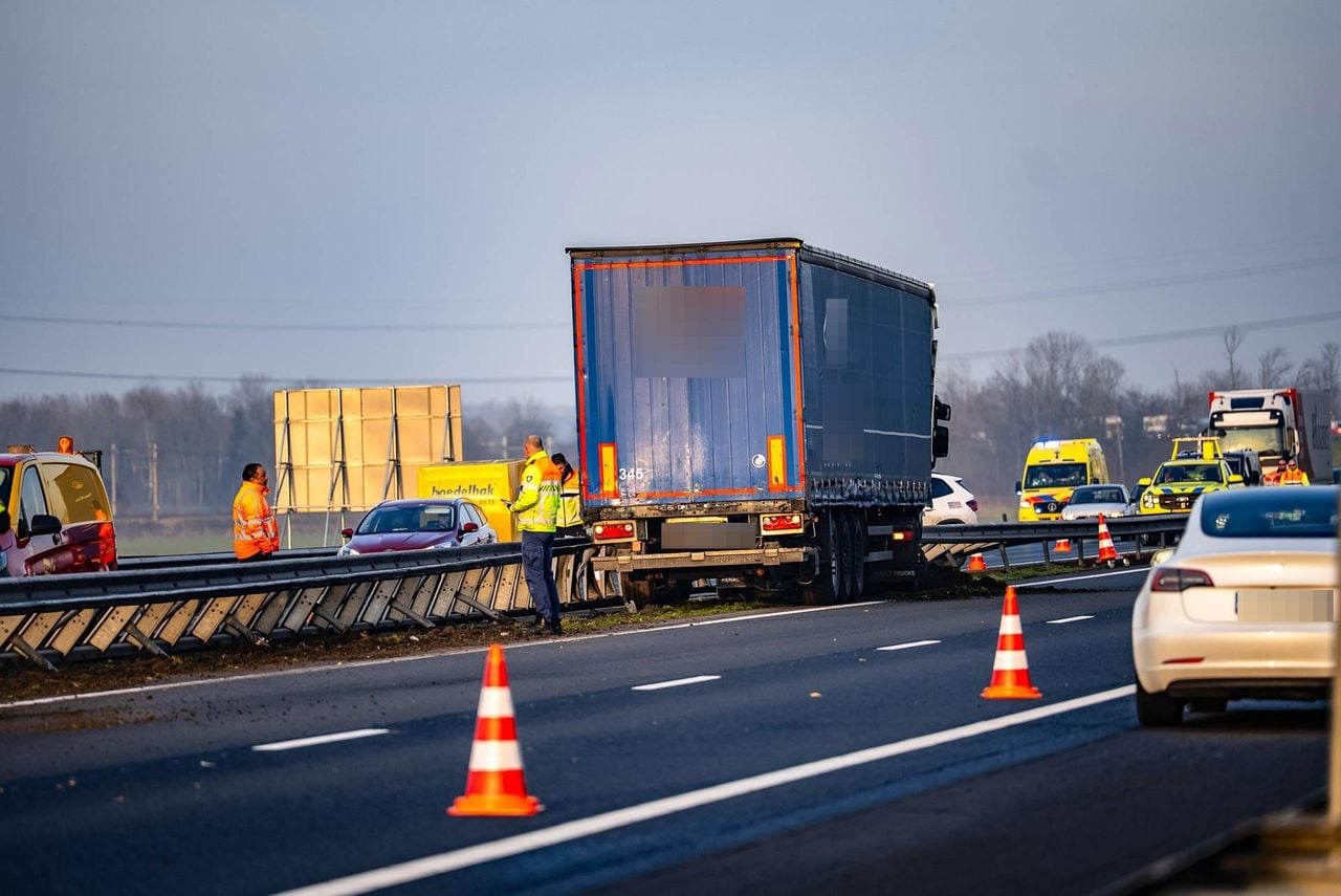 De politie controleert bestuurders in de file (foto: Lucas Lammers / Persbureau Heitink).