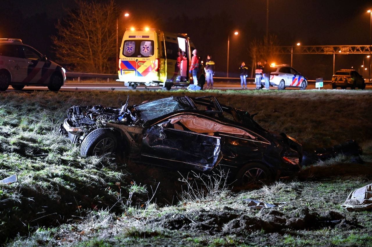 De auto belandde in de sloot bij de crash (foto: Persbureau Heitink).