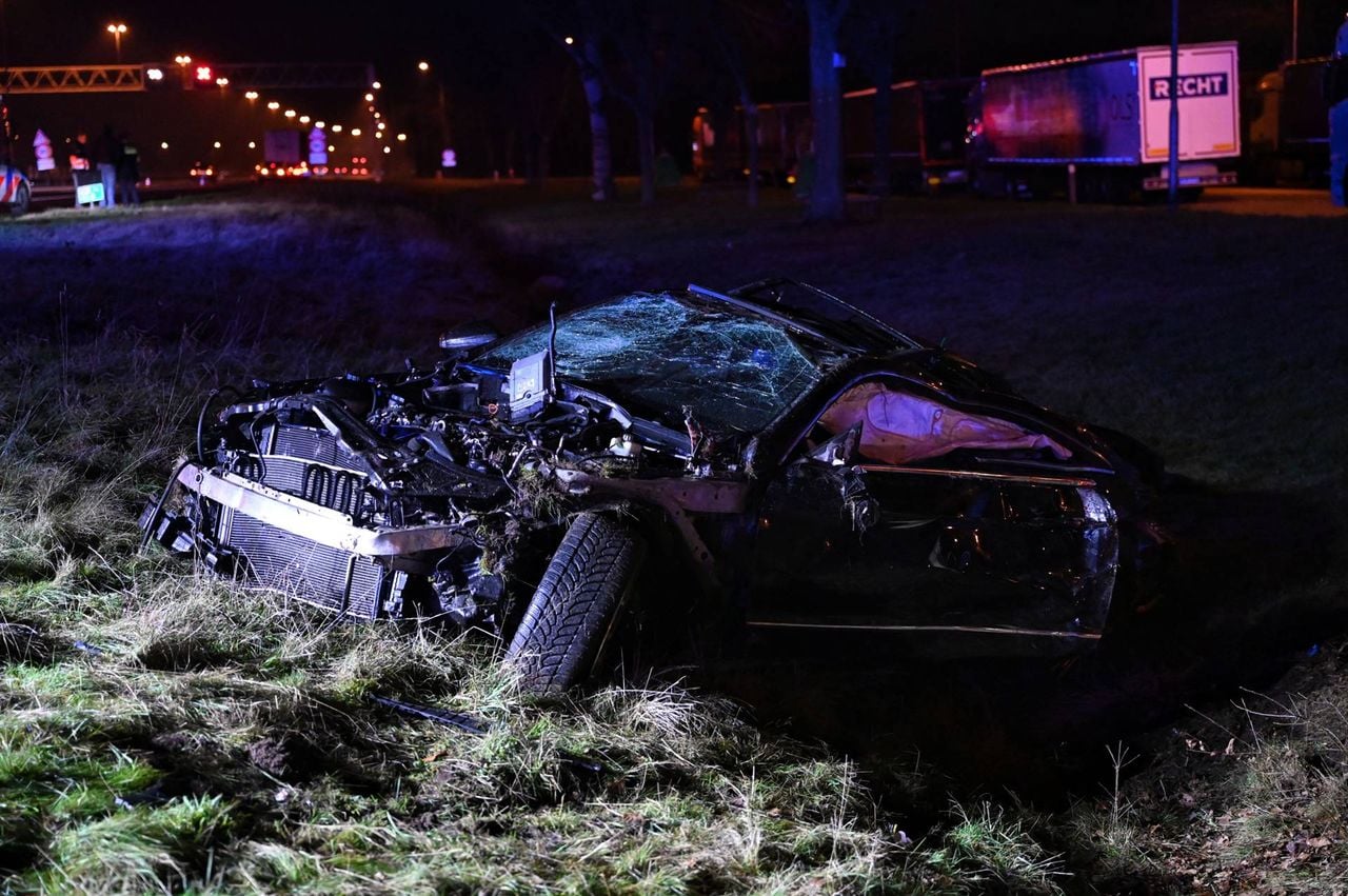 De bestuurder is zwaargewond naar het ziekenhuis gebracht (foto: Persbureau Heitink).
