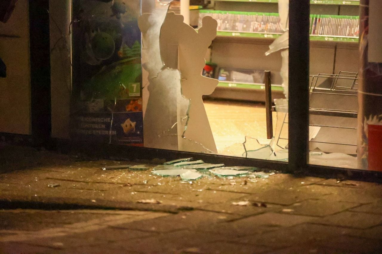 De explosie veroorzaakte een groot gat in de ruit van de winkel in Uden (foto: Persbureau Heitink).