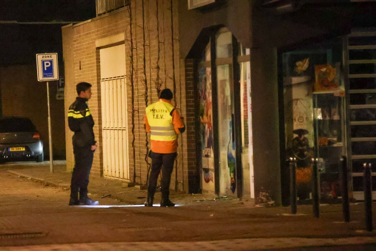 De inbraak bij de winkel in Uden vond plaats rond halfdrie 's nachts (foto: Persbureau Heitink).